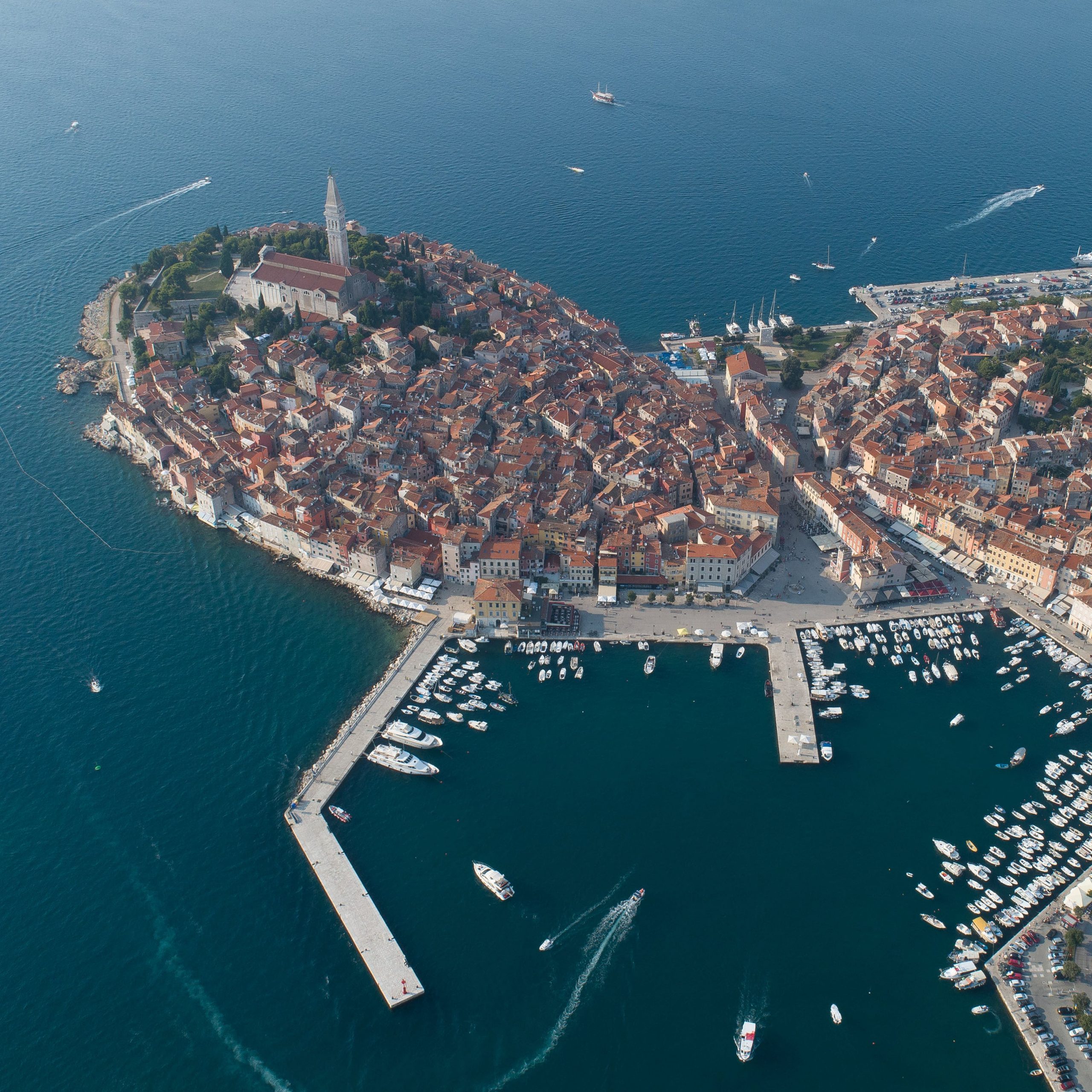 Rovinj von oben – Drohnenpanorama über Hafen und Altstadt, Istrien